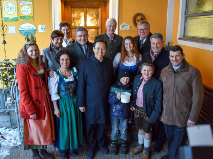 Gruppenfoto mit der Familie und dem chinesischem Gast