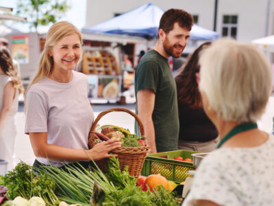Personen beim Einkauf von Bio-Lebensmitteln