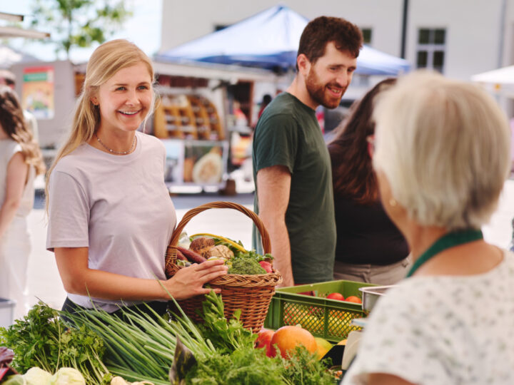 Personen beim Einkauf von Bio-Lebensmitteln