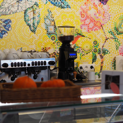 Kaffemaschine und Wand mit Mosaik