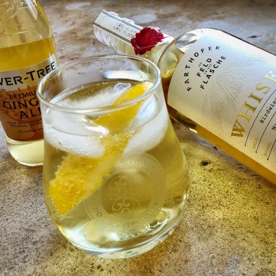 Whisky Mischgetränk im Glas mit Zitrone