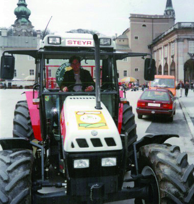 Obmann Anton Sommerauer beim Traktor Marathon nach Wien, 1.4.1997