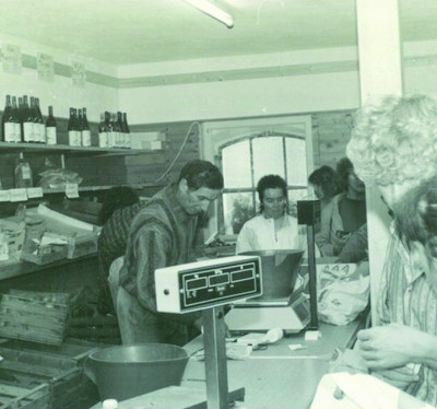 Sepp Geißler beim Verkauf im Hofladen Klessheim in den 90er Jahren