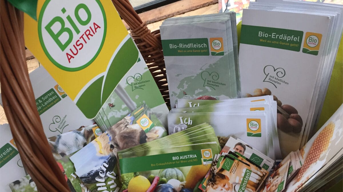 Ein Korb mit Broschüren und Postkarten von BIO AUSTRIA.