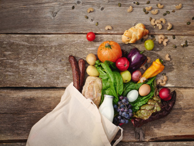 Tasche mit Lebensmitteln vom Bio-Bauernmarkt