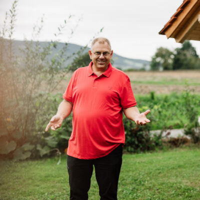 © Slowfood/Mara Hohla Biobauer im Kräutergarten