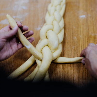 © Slowfood/Mara Hohla
Hefezopf wird geflochten