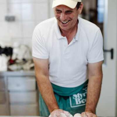 © Slowfood/Mara Hohla
Mann knetet Teigkugeln