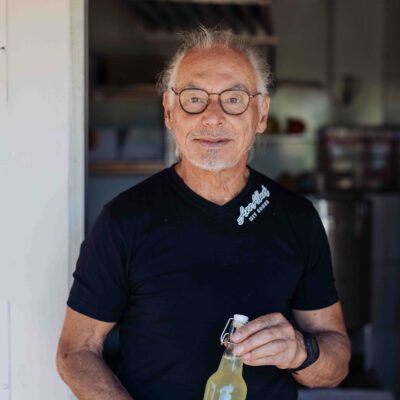 © Slow Food Österreich/ Butter & Salt Biobauer mit Flasche mit Dombucha