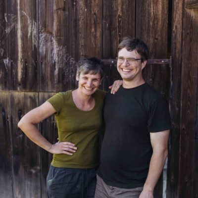 © Slow Food Österreich/ Butter & Salt Biobäuerin und Biobauer vor Scheune