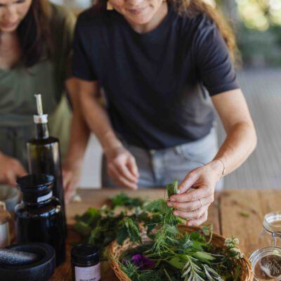 © Slow Food Österreich/ Butter & Salt Korb mit Wildkräutern