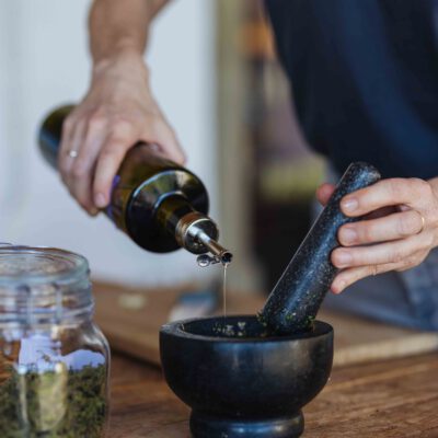 © Slow Food Österreich/ Butter & Salt Mörser, Öl und Kräuter