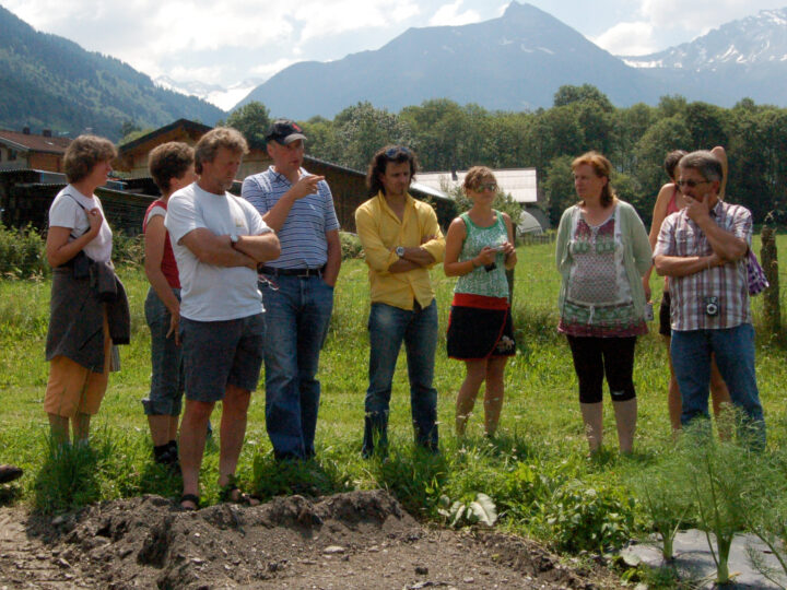 Persone reden am Feld