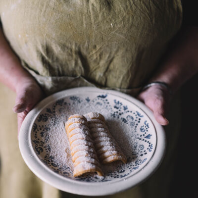 © Slowfood/Mara Hohla
Spagatkrapfen mit Zucker