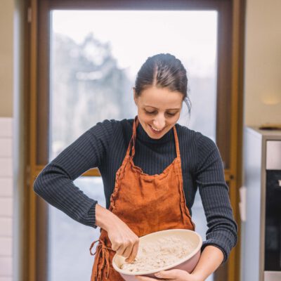 © Slowfood/Mara Hohla
Frau mischt Teig