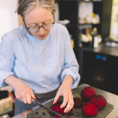 © Slowfood/Mara Hohla
Rote Rüben werden geschnitten