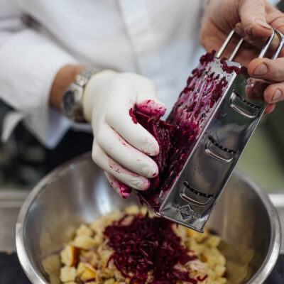 © Slowfood/Mara Hohla
Rote Rüben reiben