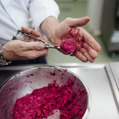 © Slowfood/Mara Hohla
Formen von Rote-Rüben-Sonnenblumenknödel