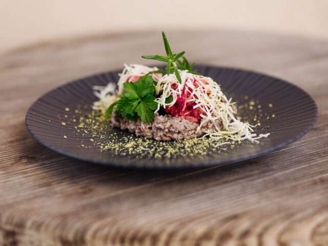 Teller mit Rote-Rüben-Knödel