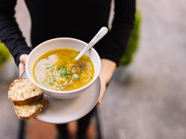 Suppenteller mit Bio-Zwiebelsuppe