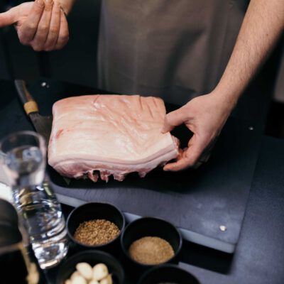 © Slow Food Österreich/Mara Hohla Bio-Schweinebraten würzen