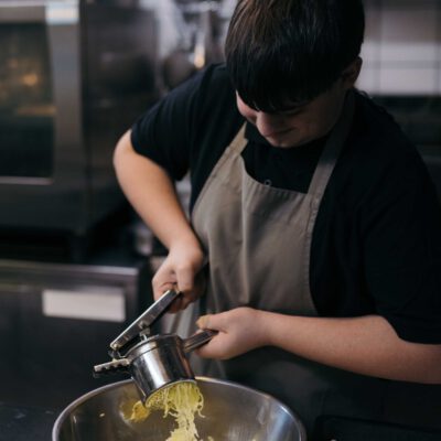 © Slow Food Österreich/Mara Hohla Erdäpfel pressen für Blunzenroulade