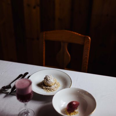 © Slow Food Österreich/Mara Hohla Teller mit Bio-Zwetschkenknödel und Sorbet