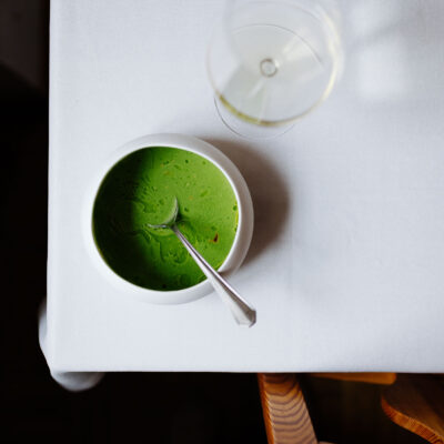 © Slow Food Österreich/Mara Hohla Teller mit Vogerlsalat-Suppe