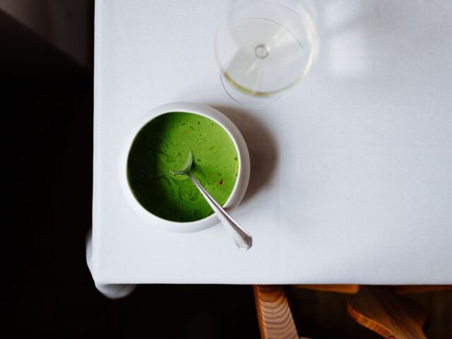 Teller mit Vogerlsalat-Suppe