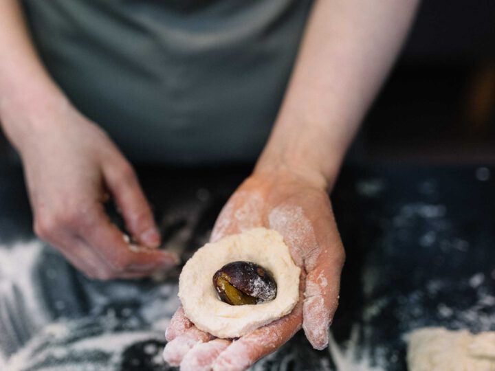 Zwetschkenknödel formen