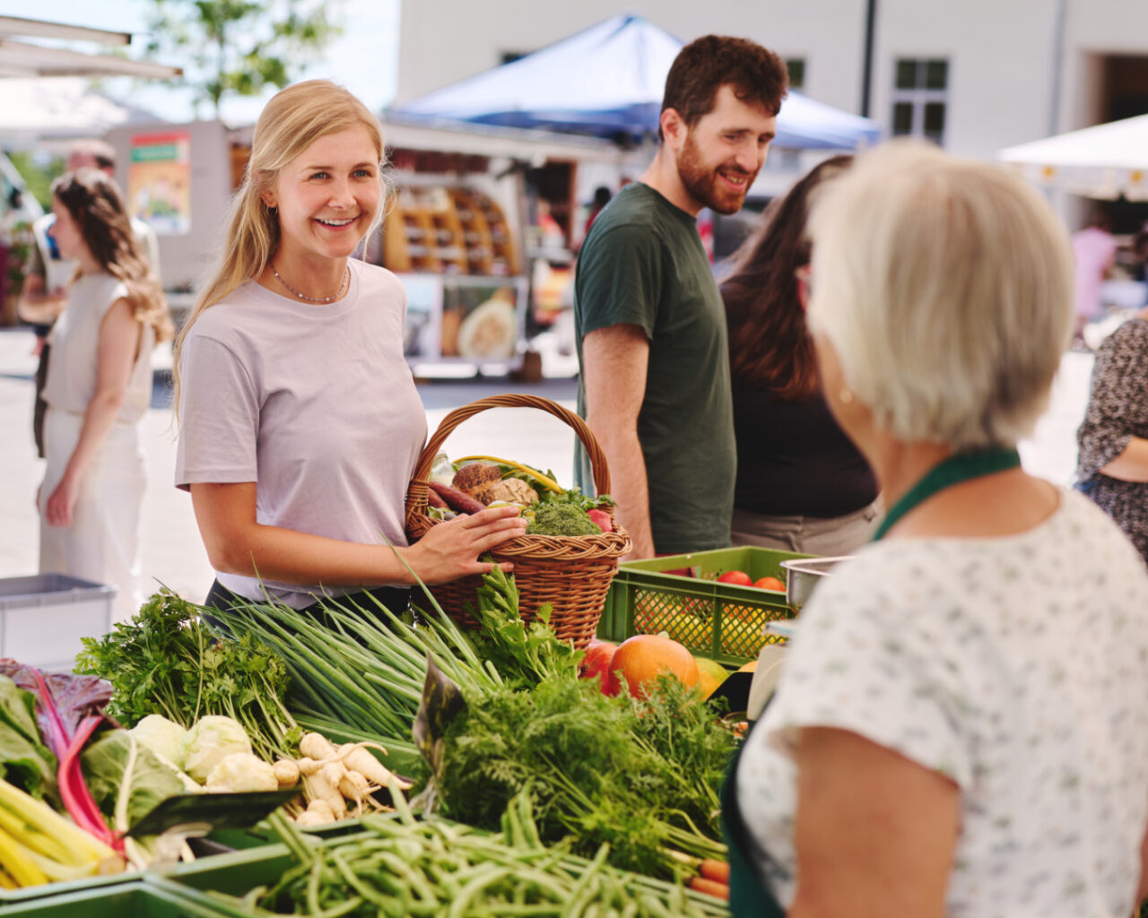 Frau kauft auf Biofest ein