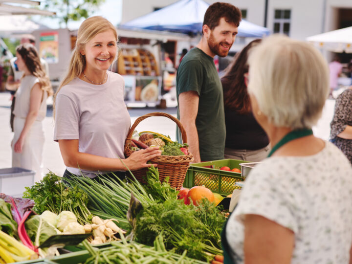 Frau kauft auf Biofest ein
