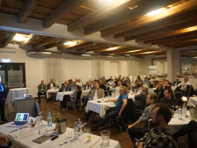 Raum mit Menschen bei Vollversammlung