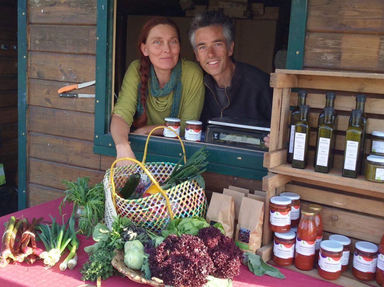 Sabine und Markus Alena verkaufen Gemüse und Sugo