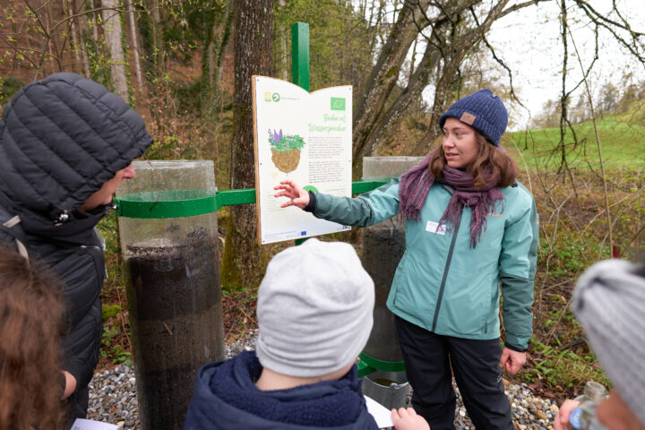 Schülergruppe bei einer Lehrpfadführung am Bio-Lehrpfad in Götzis