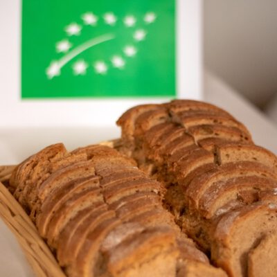 © BIO AUSTRIA/Michael Schimanek Brot und EU Bio-Logo