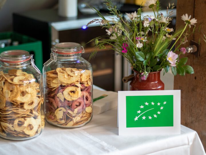 Getrocknete Apfelringe im Glas