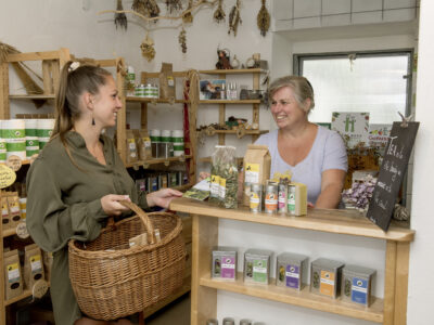 Einkauf im Bioladen vom Kräuterhof