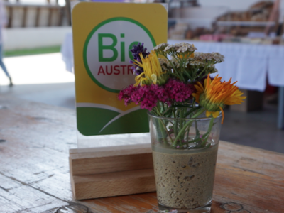 Tisch mit Blumendeko am Bio-Fest