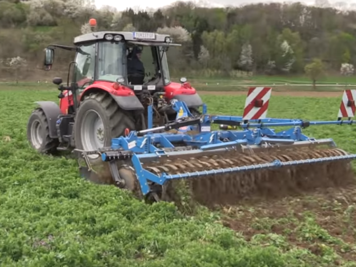 Begrünung auf einer Ackerfläche wird umgebrochen