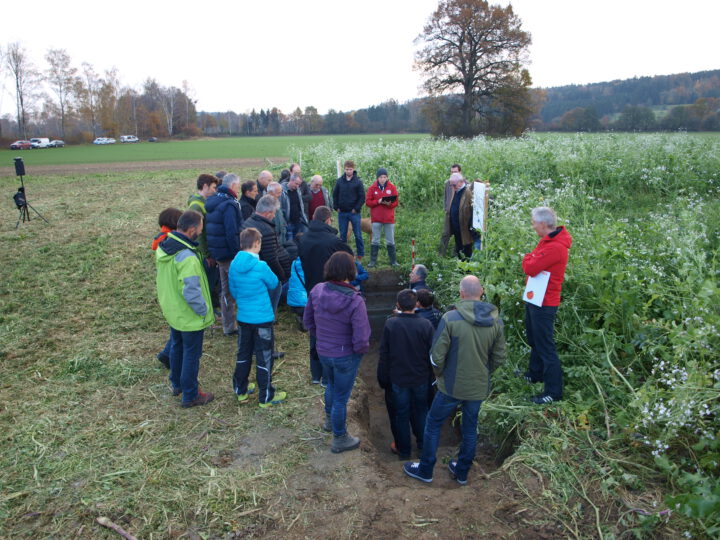 Menschen bei Kurs am Feld
