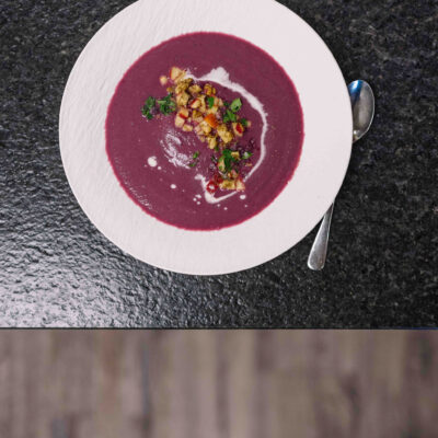 © Slow Food Österreich/ Butter & Salt Teller mit Bio-Rotkrautsuppe