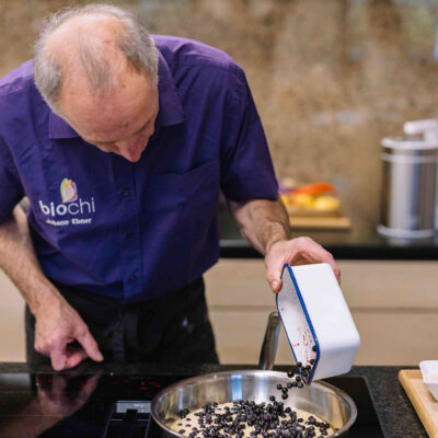 © Slow Food Österreich/ Butter & Salt Bio-Heidelbeer Kaiserschmarrn in Pfanne