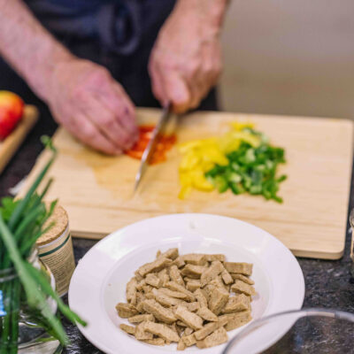 © Slow Food Österreich/ Butter & Salt Person schneidet Bio-Gemüse