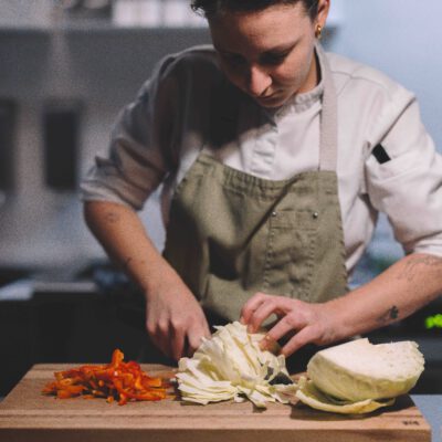 © Slow Food Österreich/ Butter & Salt Person schneidet Bio-Kraut