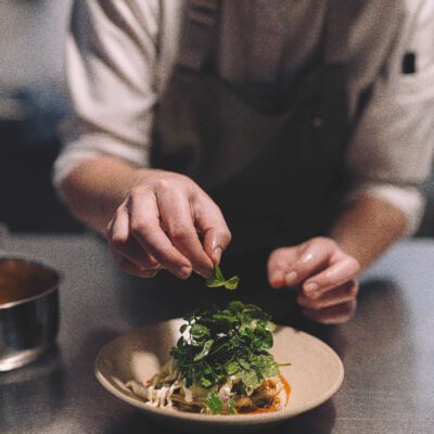 © Slow Food Österreich/ Butter & Salt Szegediner Kraut mit Unkrautsalat und Holunderblüte auf Teller
