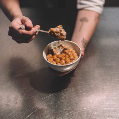 © Slow Food Österreich/ Butter & Salt Tiramisu in Schale mit Löffel