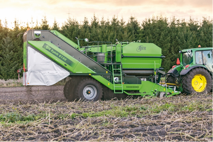 Kartoffelroder auf Feld