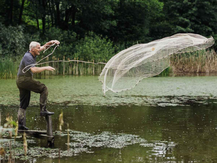 Mann wirft Fischnetz