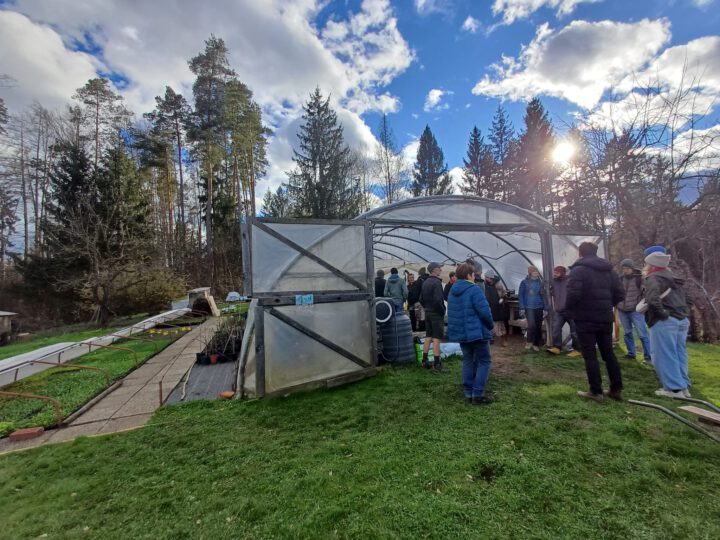 Menschen vor Gewächshaus
